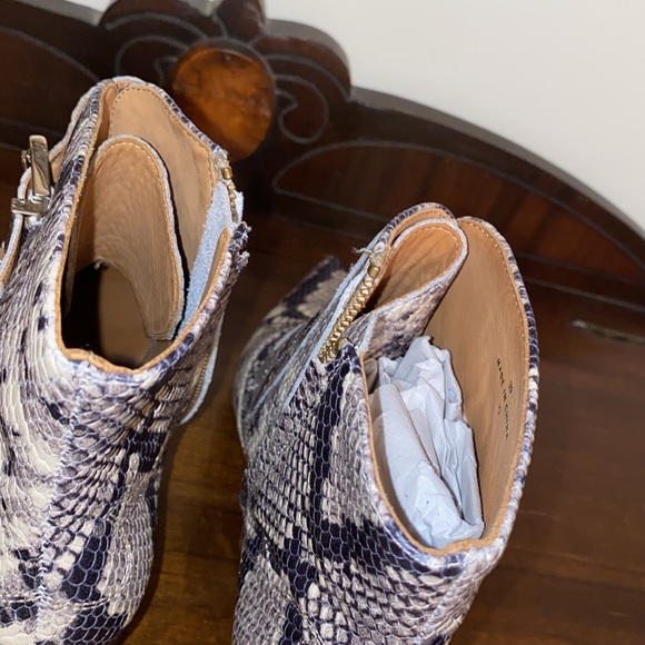 Beautiful snake skin designer bootie with kitten heel, size 39. Calinda style - Picture 14 of 14